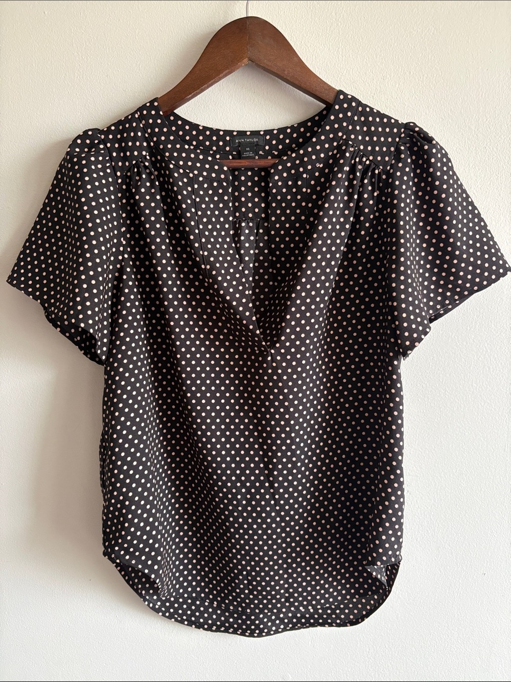 Ann Taylor XS Black Pink Polka Dot Flutter Sleeve Blouse Career Top